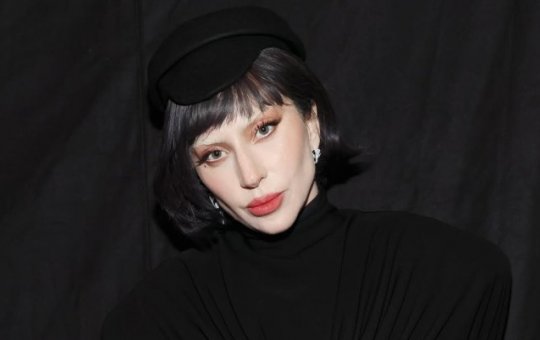 Lady Gaga presenteia fãs com pizzas em frente ao Copacabana Palace