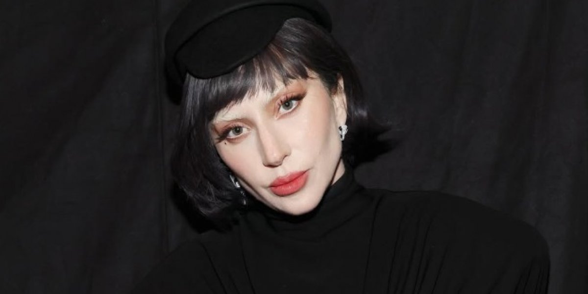 Lady Gaga presenteia fãs com pizzas em frente ao Copacabana Palace