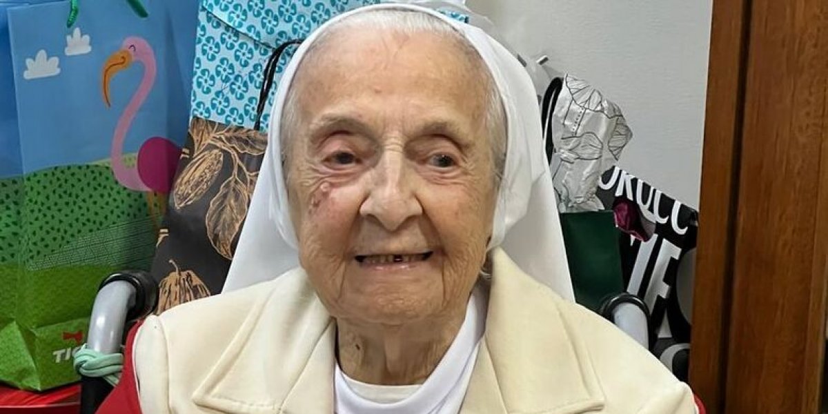 Inah sorrindo em uma entrevista