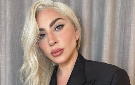 Fã da Lady Gaga, chora para a cantora descer do quarto de hotel, no Rio de Janeiro