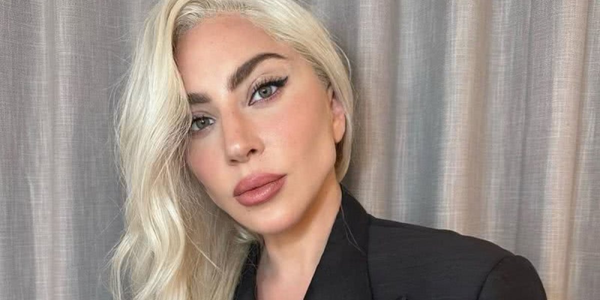 Fã da Lady Gaga, chora para a cantora descer do quarto de hotel, no Rio de Janeiro