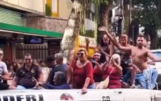 Fãs da Lady Gaga fazem festa improvisada com 'globoceta' na frente do Copacabana Palace