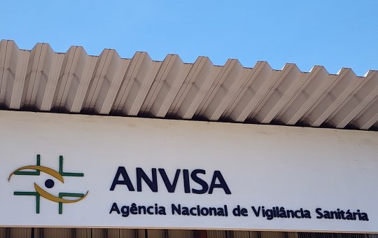 Anvisa volta a interditar creme dental da Colgate após relatos de efeitos adversos