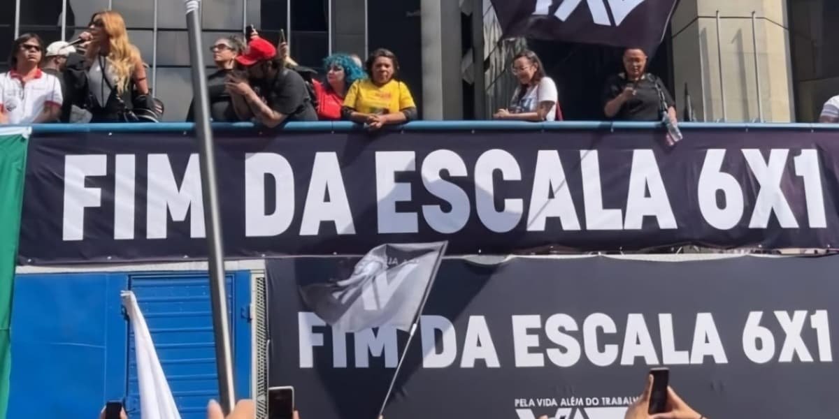 Deputada em cima de um trio elétrico