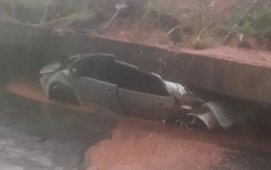 Deslizamento de terra provocado por chuvas destrói carro em Simões Filho