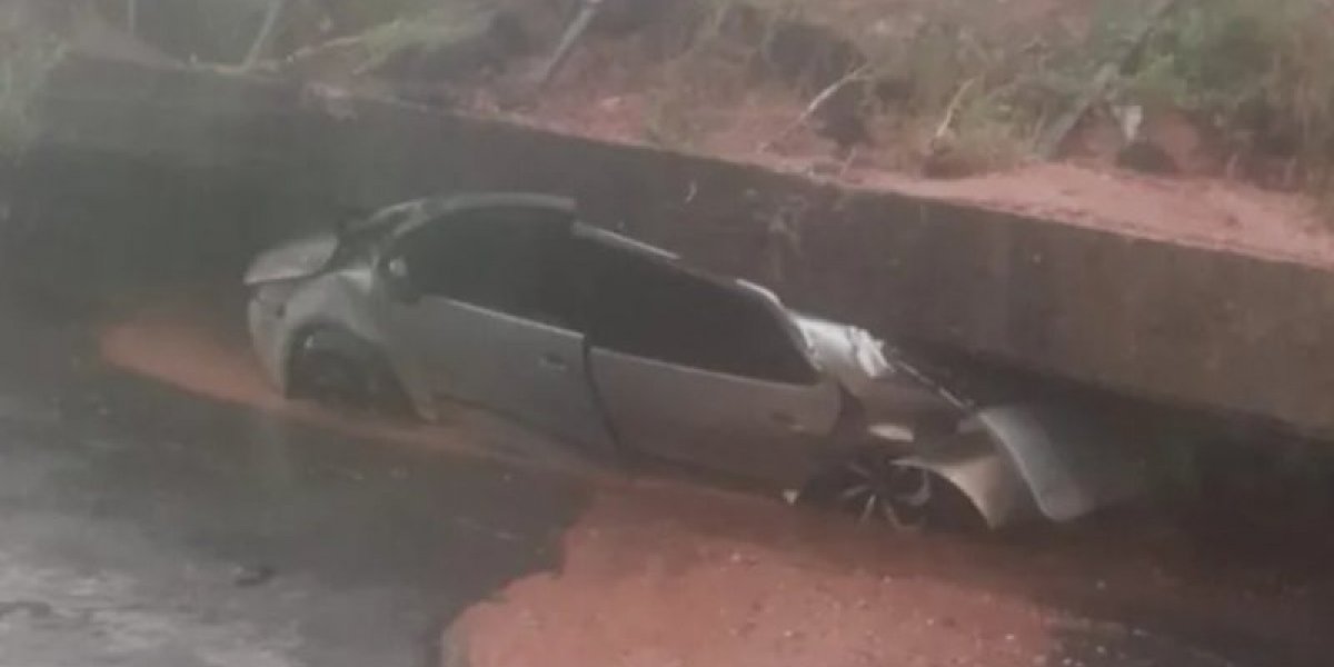 Deslizamento de terra provocado por chuvas destrói carro em Simões Filho