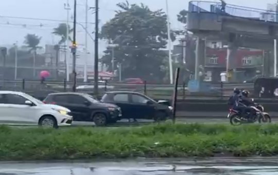 Carro colide com viatura da Polícia Civil durante alagamento na BR-324, em Salvador