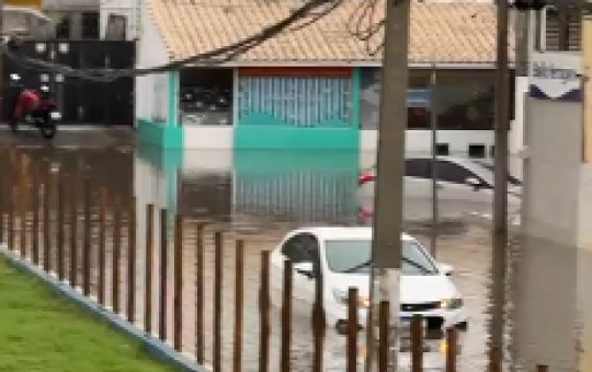 Chuva causa alagamento em avenida de Lauro de Freitas