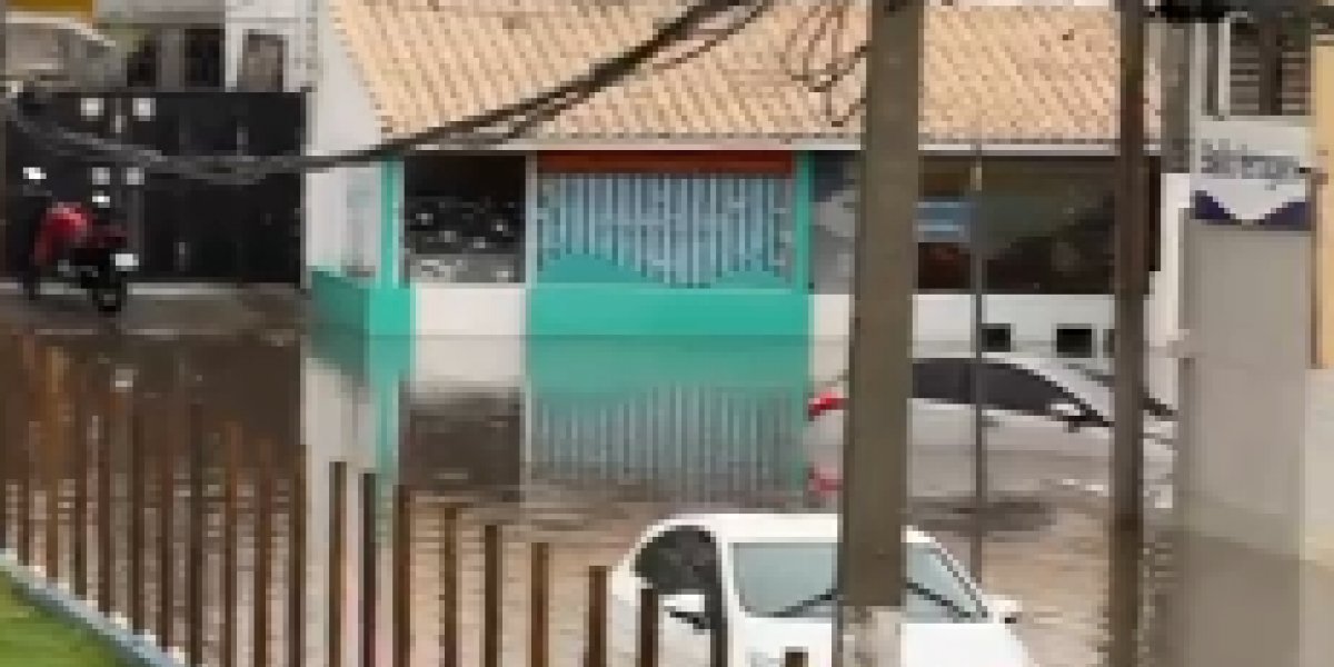 Chuva alagou pelo menos quatro veículos no local
