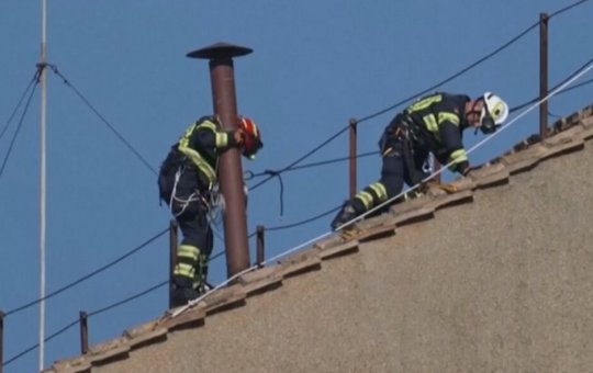 Chaminé que revela o resultado do conclave é instalada no Vaticano