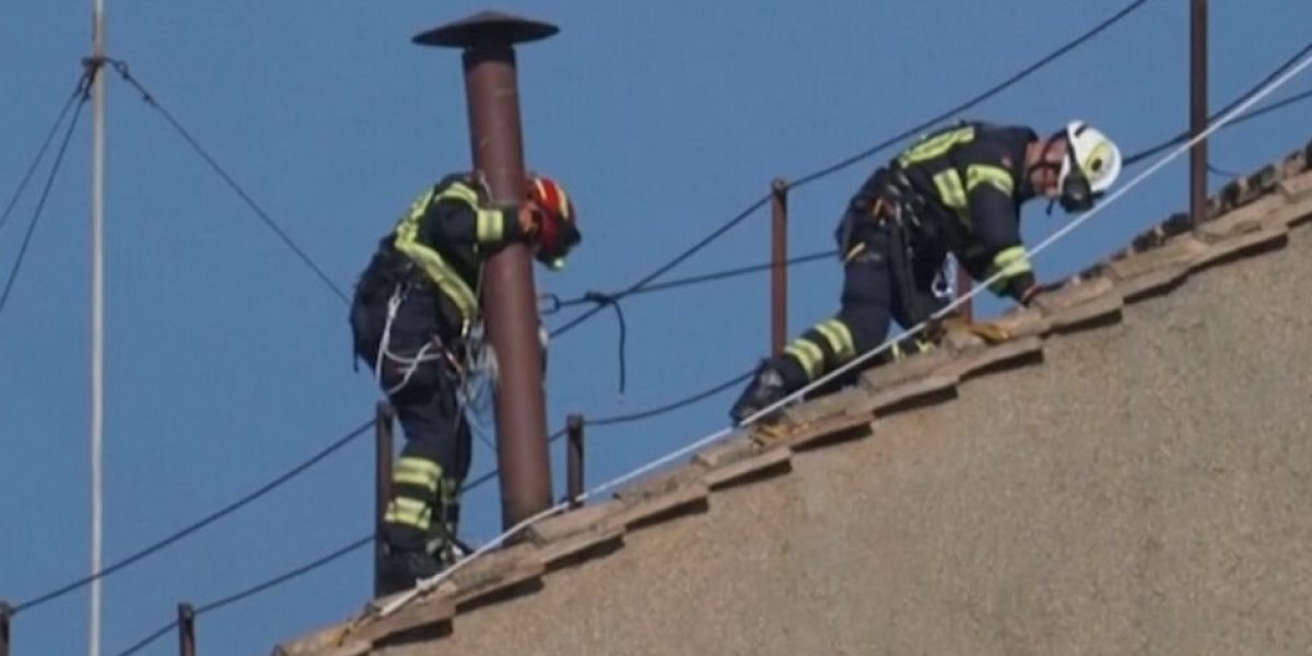 Bombeiros instalam a simbólica chaminé que dirá o resultado do conclave