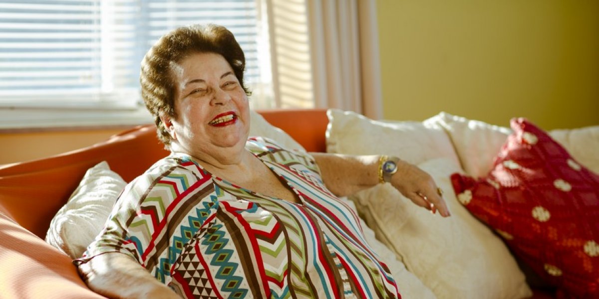 Nana Caymmi em foto sorrindo