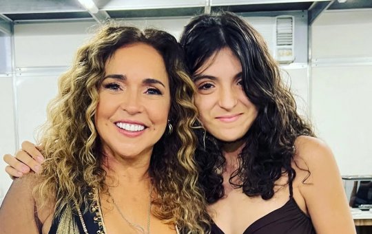 Daniela Mercury canta com a neta em apresentação no Pelourinho e emociona o público