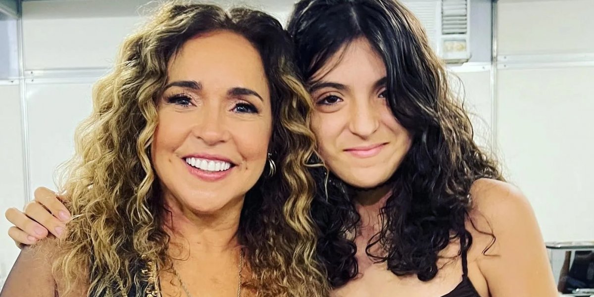 Daniela Mercury ao lado de sua neta Clarice