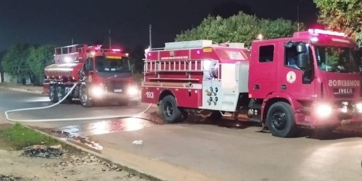 A imagem mostra viaturas do Corpo de Bombeiros