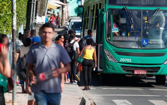 Idoso é baleado durante assalto a ônibus em Salvador