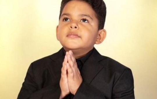 Novo Pastor Mirim? Garoto de 13 anos viraliza ao pregar em igreja