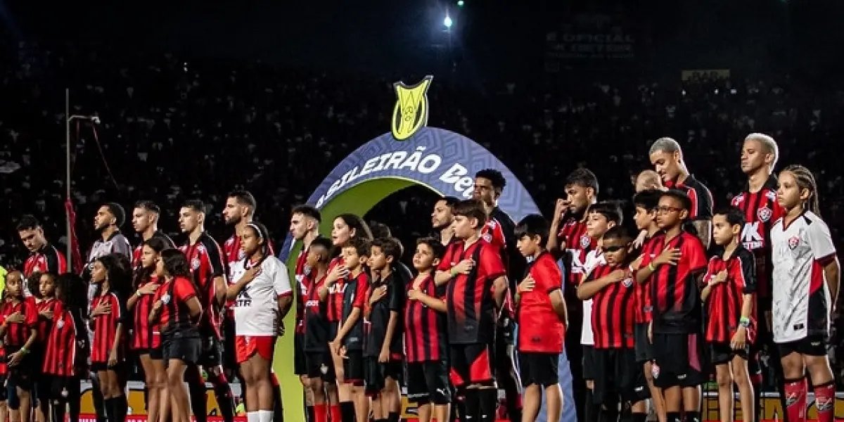 Jogadores do Vitória perfilados para a execução do Hino Nacional
