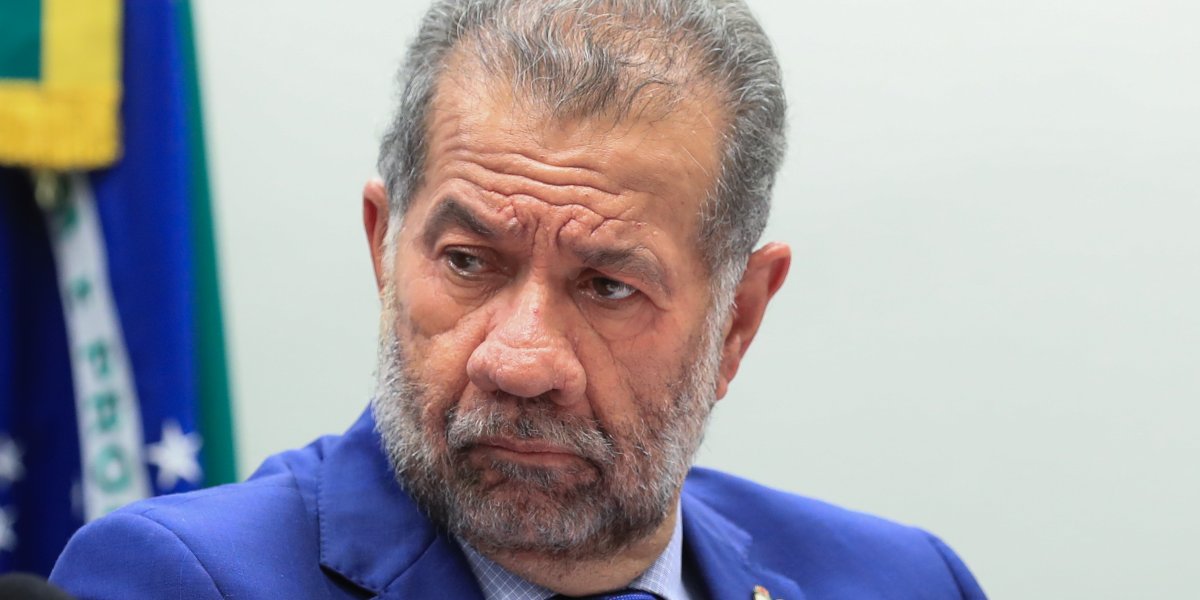 Carlos Lupi pede demissão do Ministério da Previdência após escândalo no INSS