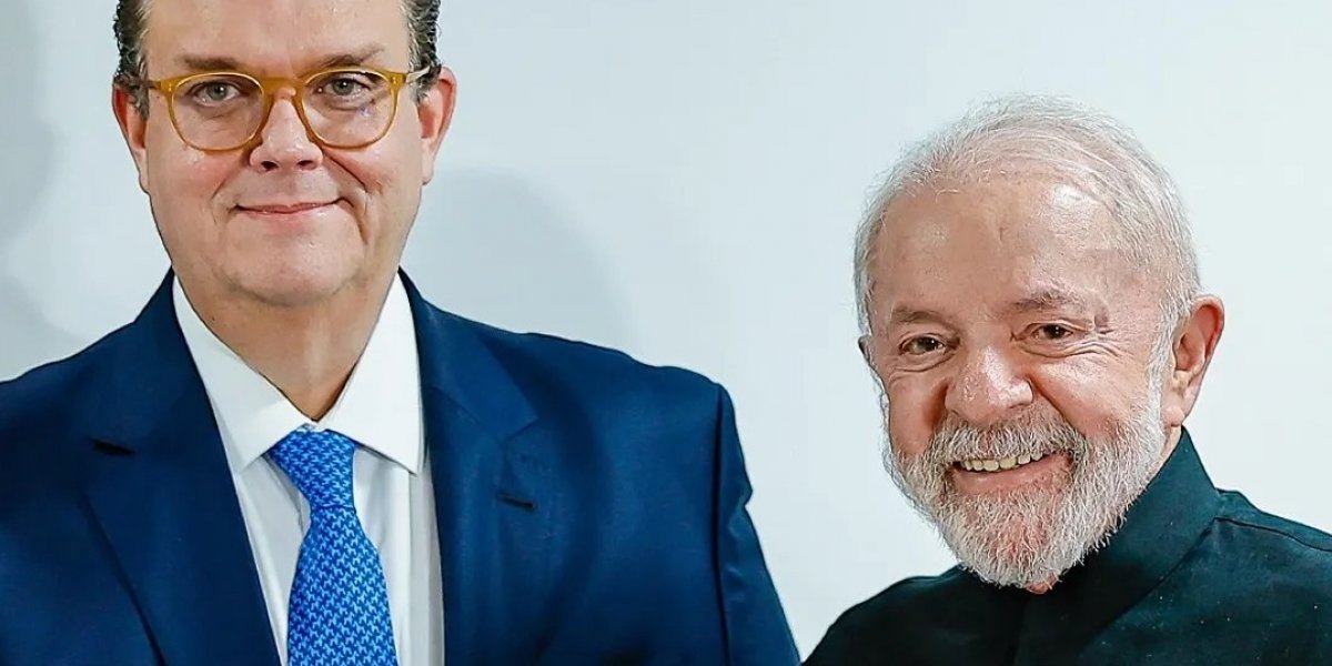 Lula e Wolney Queiroz após assinatura do termo de posse