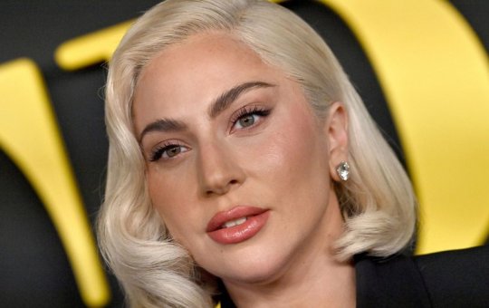 Fãs da Lady Gaga brigam por lugar mais próximo ao palco para show da cantora neste sábado (3)