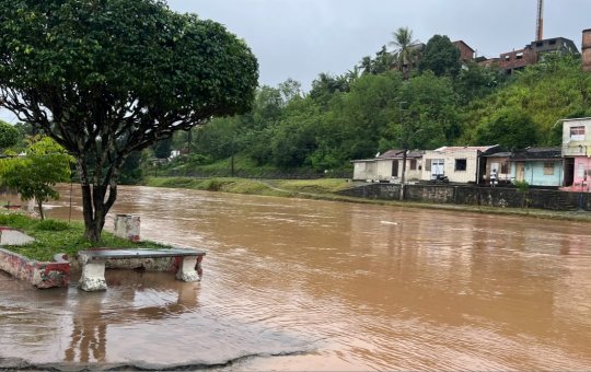 Chuva deixa Santo Amaro, na Bahia, debaixo d'água