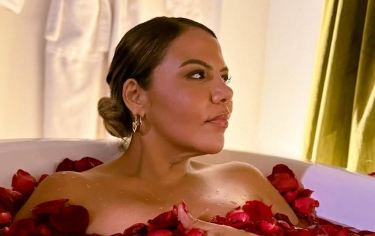 Mani Reggo posta foto sensual em banheira com rosas e chama atenção da WEB