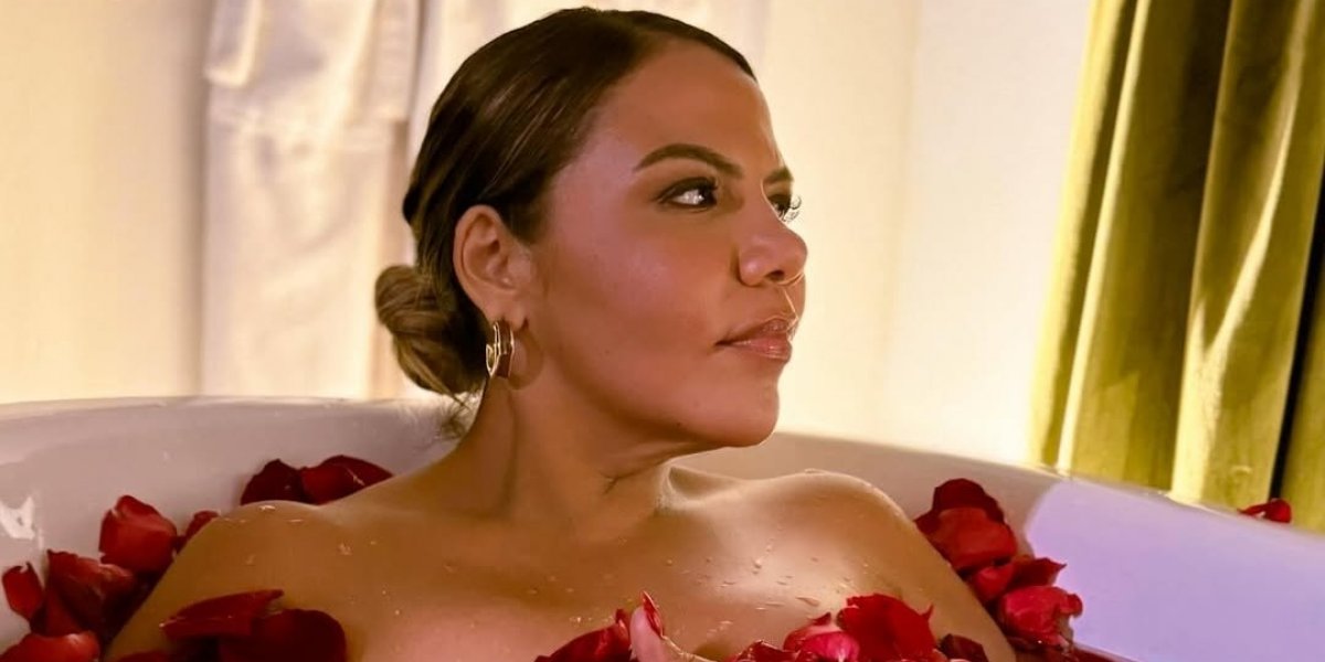 Mani Reggo na banheira de pétalas