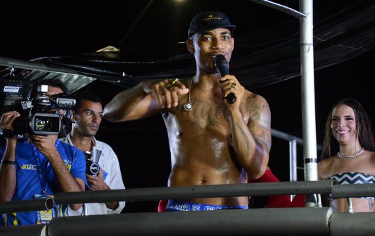 O Kanalha durante apresentação no Micareta de Feira 