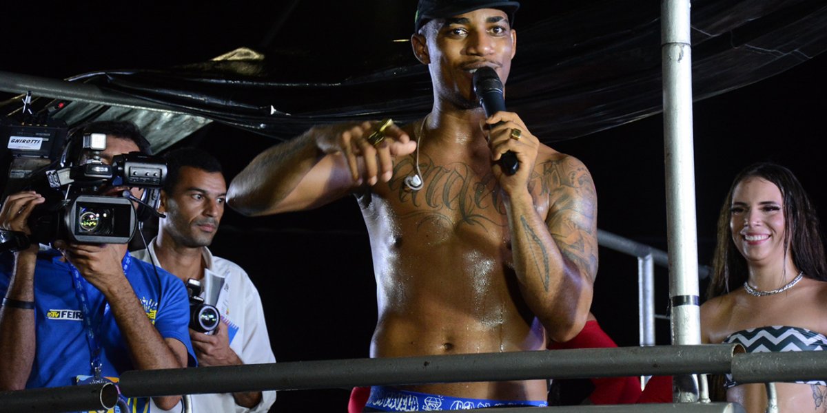 O Kanalha durante apresentação no Micareta de Feira