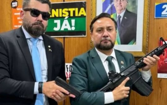 Deputado aciona Câmara para apreensão de armas levadas por colega ao gabinete