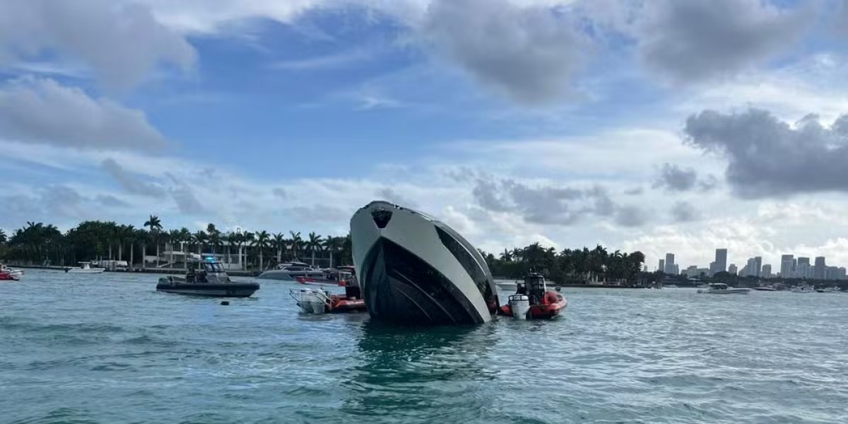Iate afundando próximo à Ilha Monumento Flager