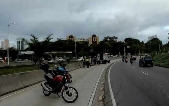 Mulher sofre acidente e é assaltada enquanto aguardava atendimento médico, em avenida de Salvador