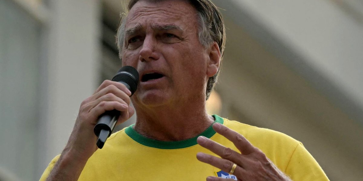 Bolsonaro discursando em movimento pró-anistia