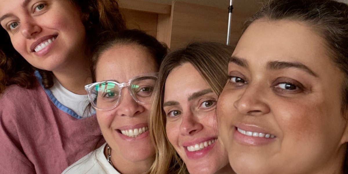 Preta Gil com amigas