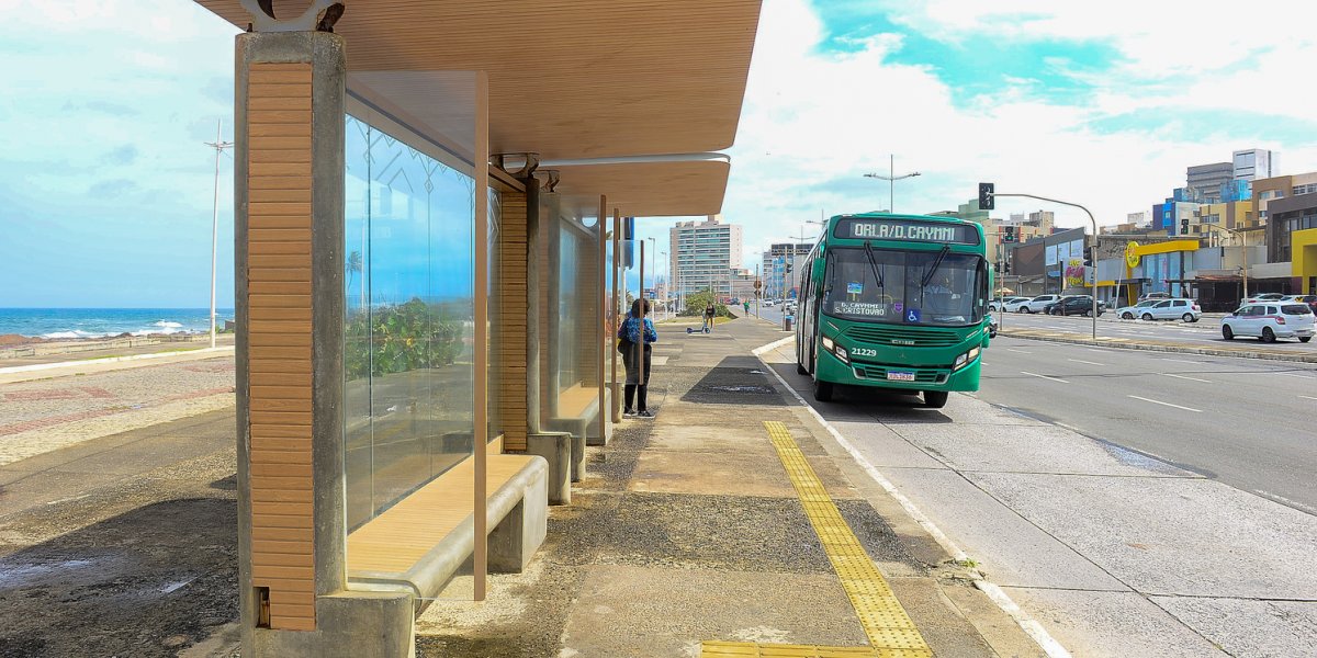 Pontos de ônibus na orla de Salvador