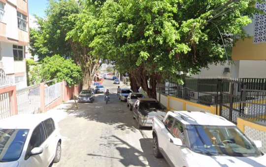 Após temporais, árvore ameaça cair e preocupa moradores na Barra