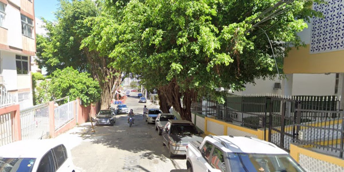Após temporais, árvore ameaça cair e preocupa moradores na Barra