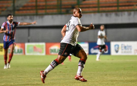 Walter em campo pelo Vitória no empate em 0 a 0 contra o Bahia, no Pituaçu, em 2021