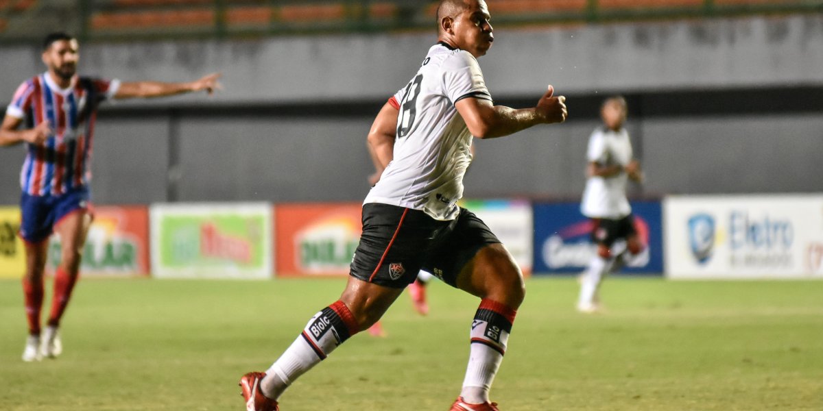Walter em campo pelo Vitória no empate em 0 a 0 contra o Bahia, no Pituaçu, em 2021