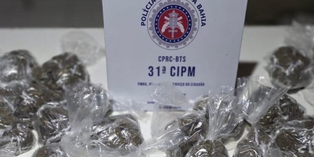 A imagem mostra as drogas apreendidas pela polícia