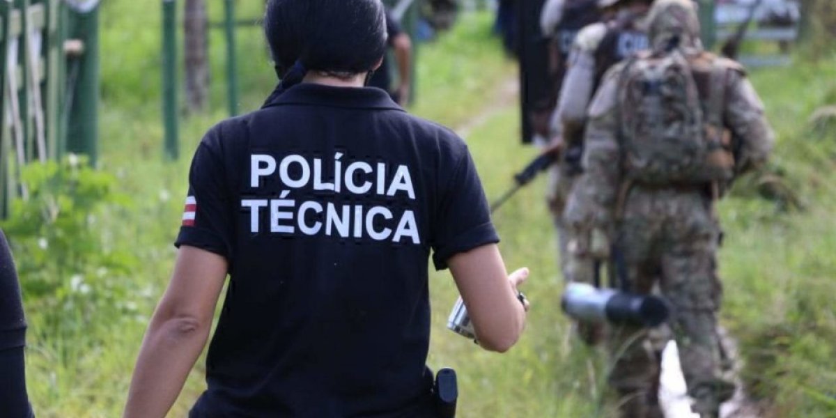 A imagem mostra agentes da polícia