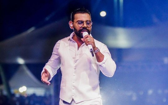 Fã arremessa copo de cerveja em Pablo, que se irrita