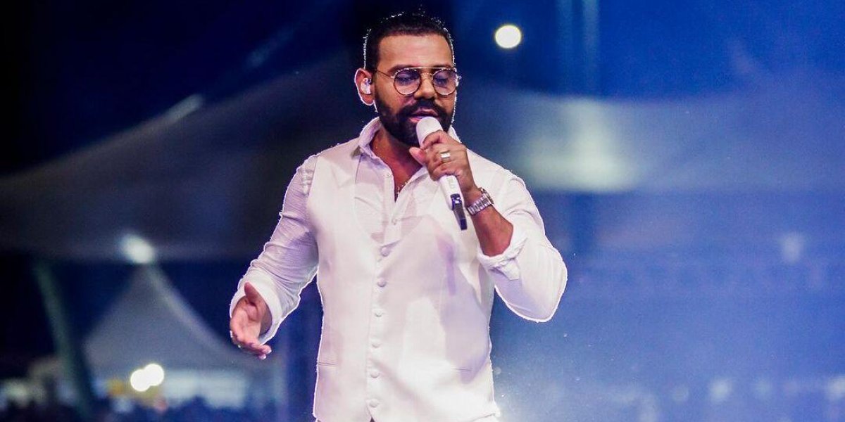 Fã arremessa copo de cerveja em Pablo, que se irrita