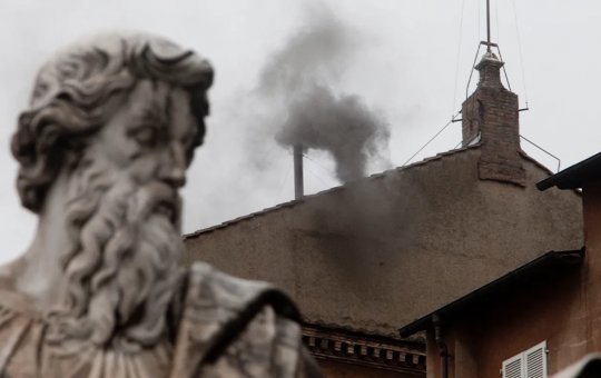 Fumaça que anuncia o resultado da votação durante a Conclave 