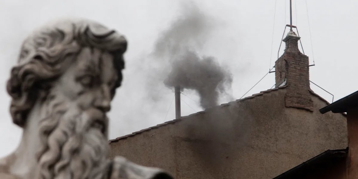 Fumaça que anuncia o resultado da votação durante a Conclave