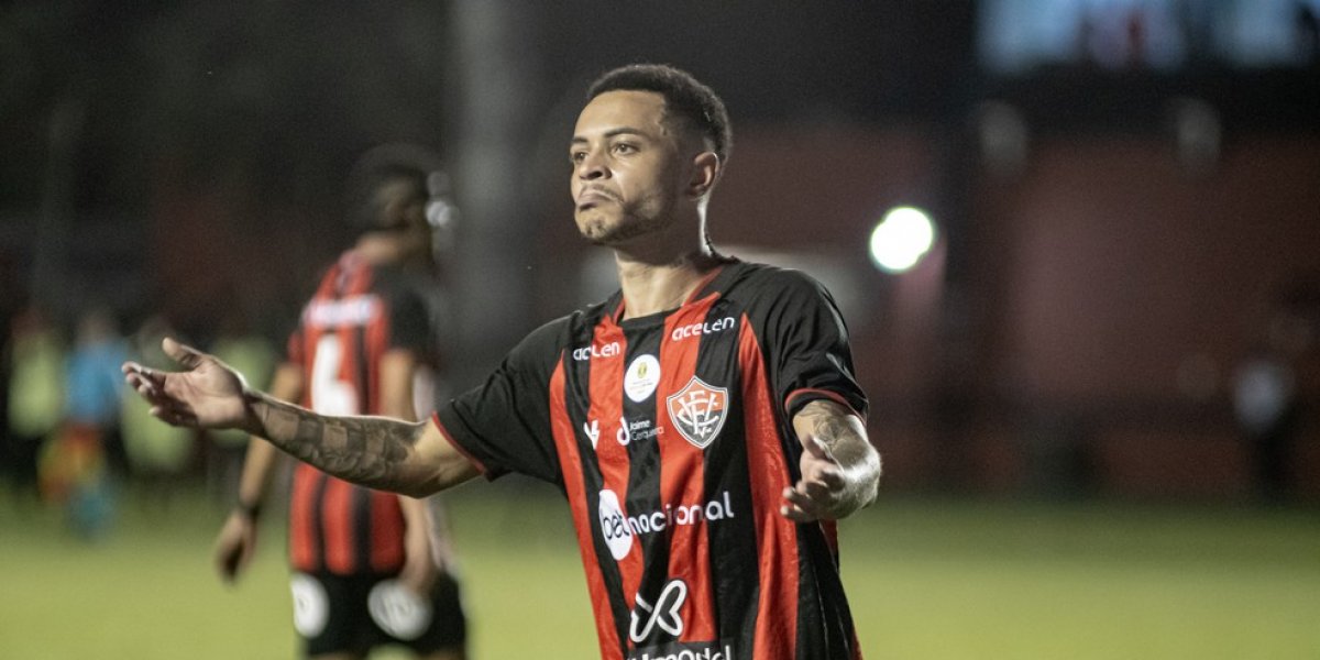Matheusinho em um jogo do Vitória