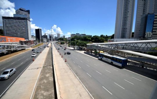 Homem é morto em ponto de ônibus de Salvador após reagir a assalto
