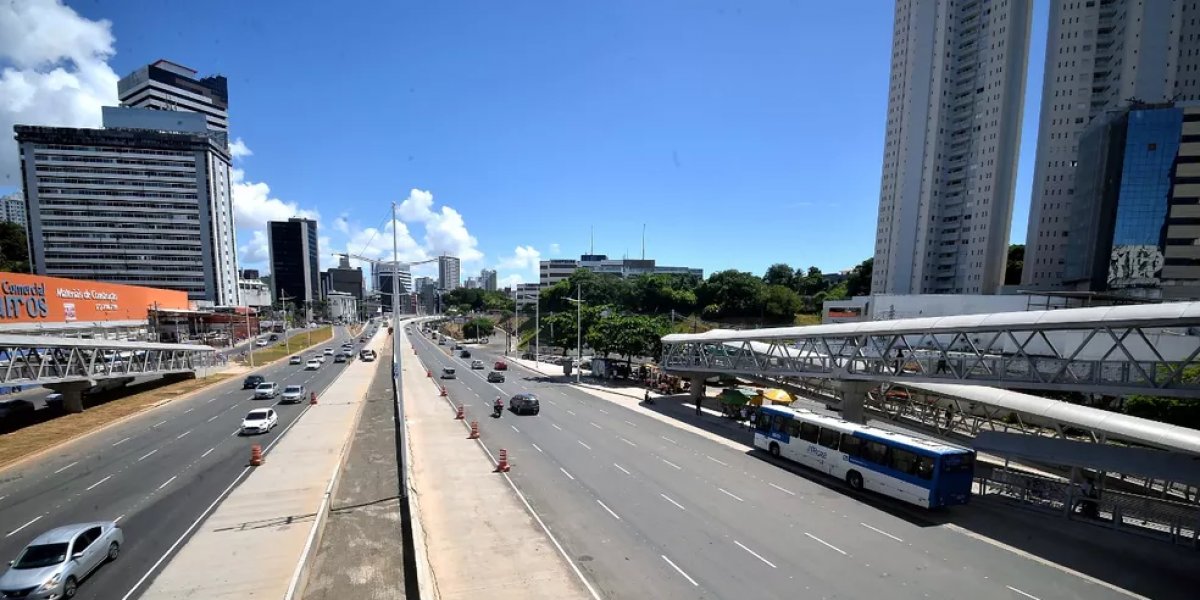 Ponto de ônibus na Avenida ACM