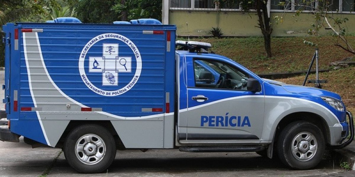 A imagem mostra uma viatura da Perícia